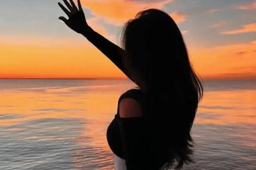 炸裂！司晓迪凌晨甩黑色吊带美照评论区从吃瓜到吐槽吵翻了天